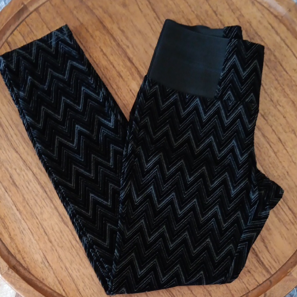 Black Zigzag Patterned Leggings - image 1